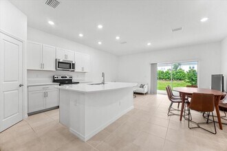 8508 Lunar Skye St in Sarasota, FL - Building Photo - Building Photo