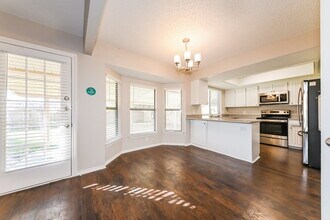 1402 Sayles Ave in Arlington, TX - Foto de edificio - Building Photo