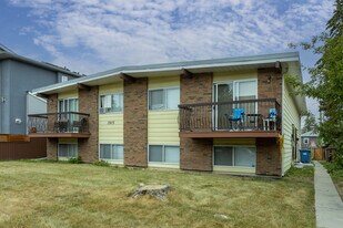 1915 27 St SW in Calgary, AB - Building Photo