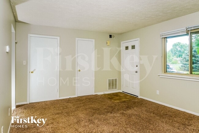 6834 Turnberry Way in Indianapolis, IN - Foto de edificio - Building Photo