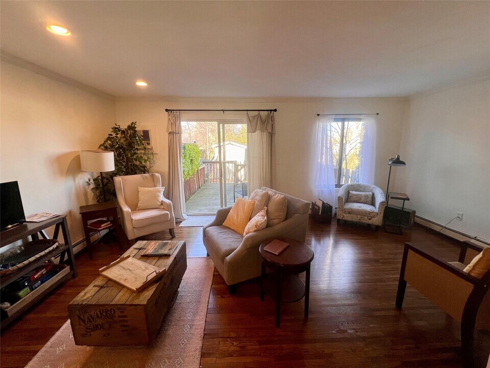 29 Sycamore Dr in Beacon, NY - Building Photo