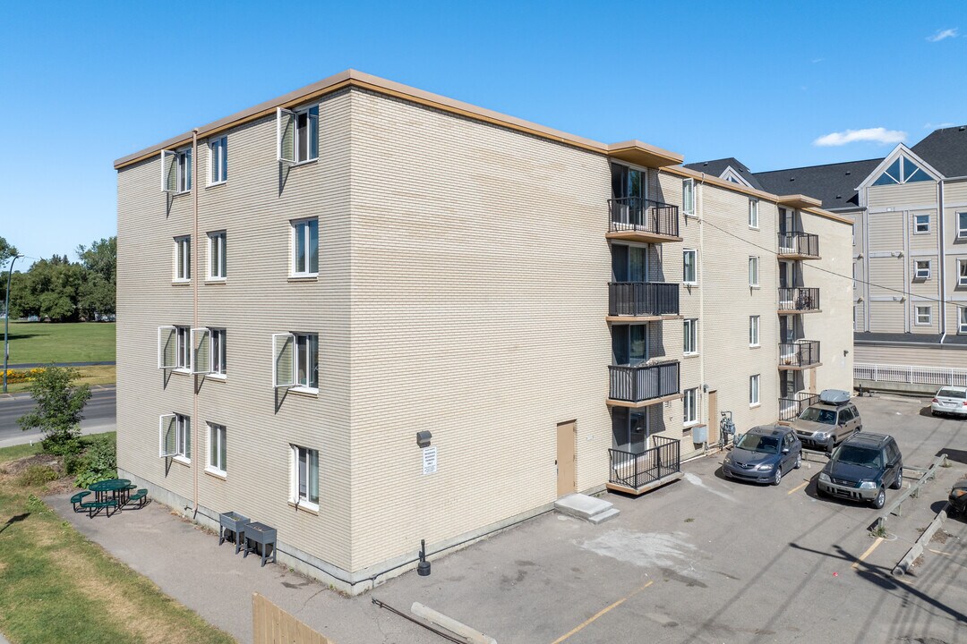 806 10th St NW in Calgary, AB - Building Photo
