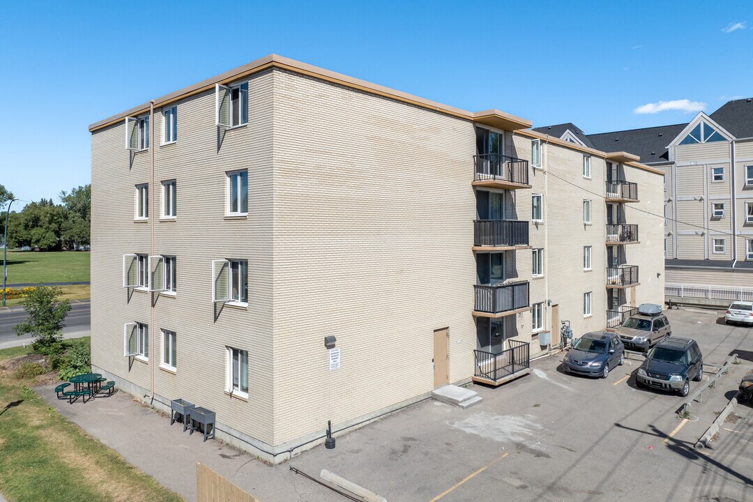 806 10th St NW in Calgary, AB - Building Photo