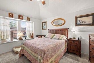 128 Riverhill Dr in Andice, TX - Foto de edificio - Building Photo