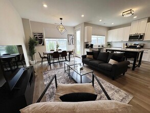 28379 Torch Pkwy, Unit SI ID1502221P in Warrenville, IL - Foto de edificio - Building Photo