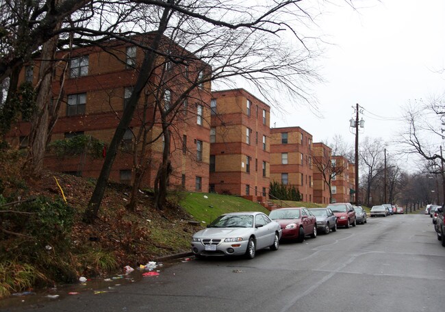 3719 2nd St SE in Washington, DC - Foto de edificio - Building Photo