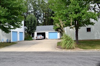 801 E Briarwood Ct in Nashville, IL - Foto de edificio - Building Photo