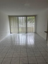 8050 NW 8th St, Unit 1102 in Miami, FL - Building Photo - Building Photo