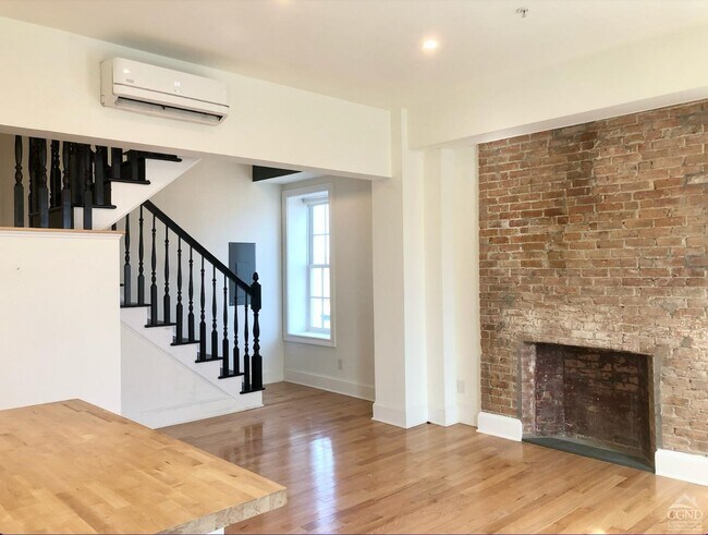 260 Warren St in Hudson, NY - Building Photo - Building Photo