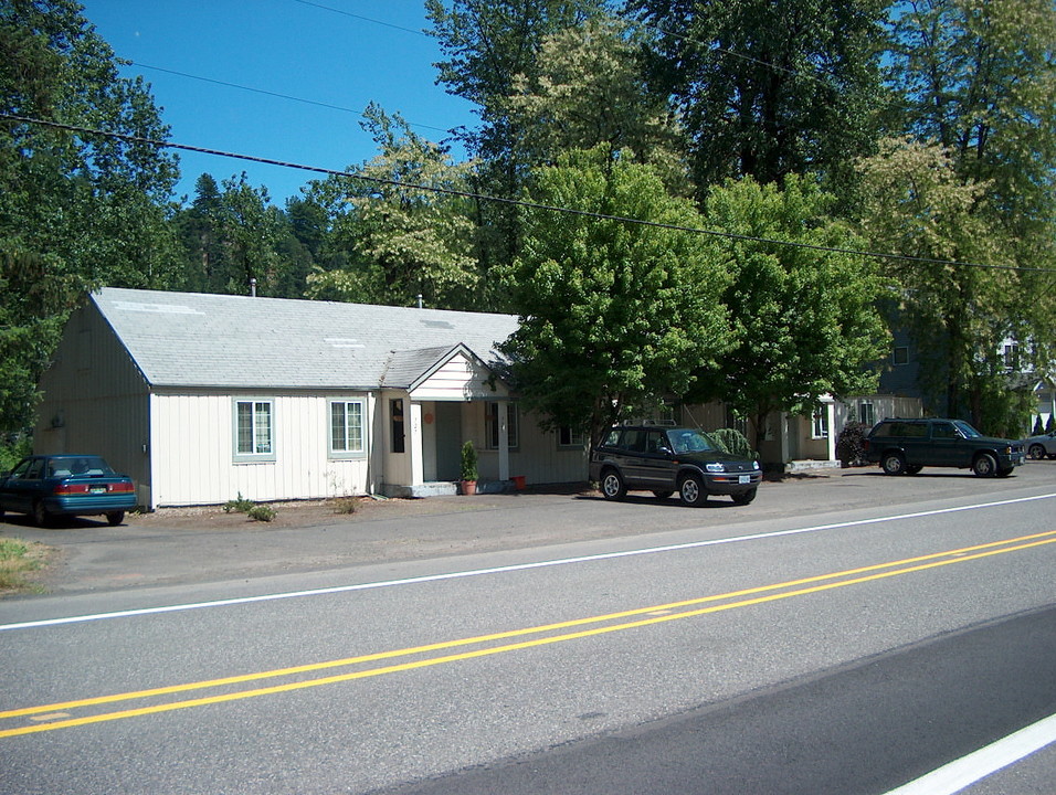 729-739 E Historic Columiba River Hwy in Troutdale, OR - Building Photo