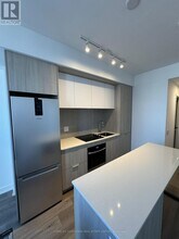 395 Square One Dr in Mississauga, ON - Building Photo - Building Photo