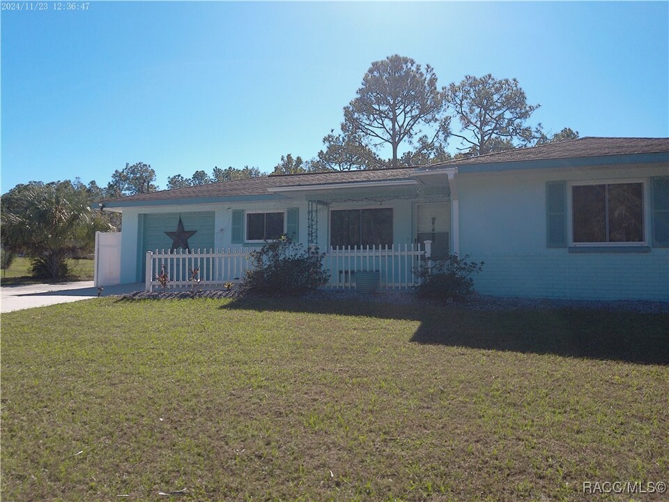 4960 E Arbor St in Inverness, FL - Foto de edificio