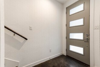 210 W Poplar St in San Antonio, TX - Foto de edificio - Building Photo