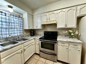 1300 Hillside Rd in Laredo, TX - Foto de edificio - Building Photo