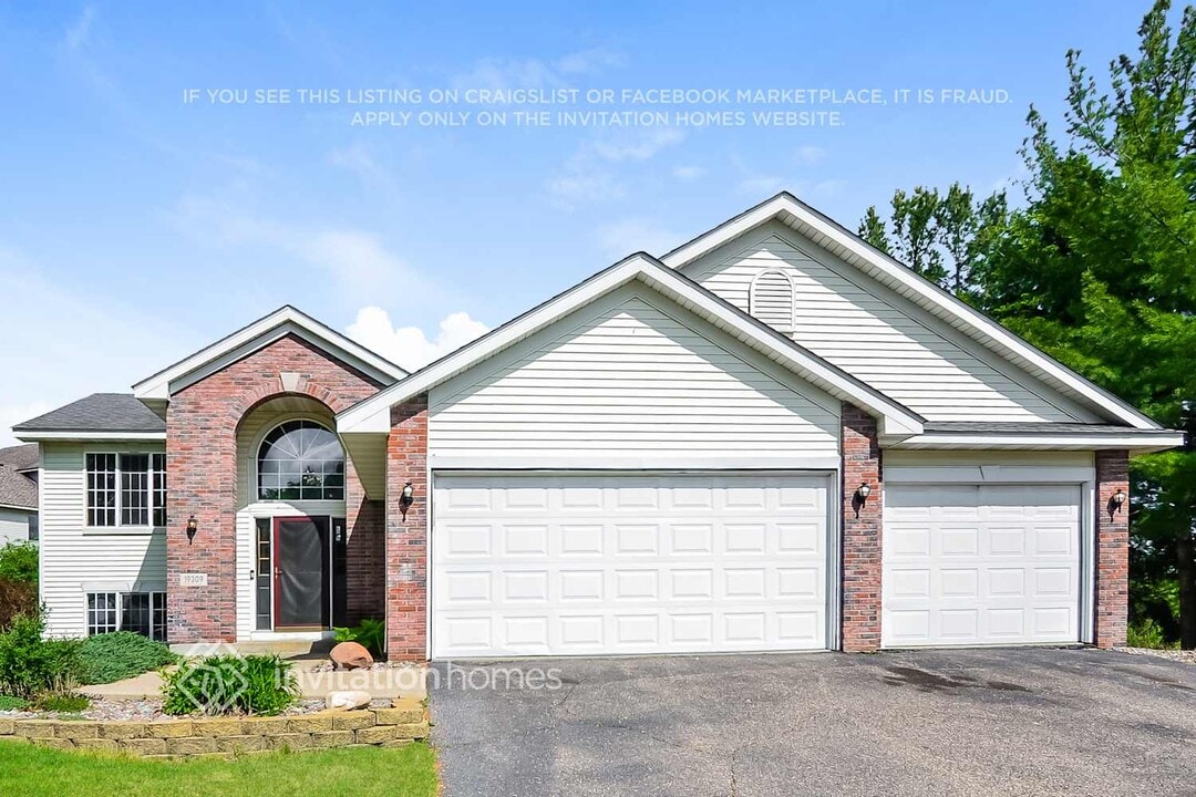 19309 Upland St NW in Elk River, MN - Foto de edificio