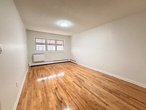 1902 Barnes Ave, Unit 3 in Bronx, NY - Building Photo - Building Photo