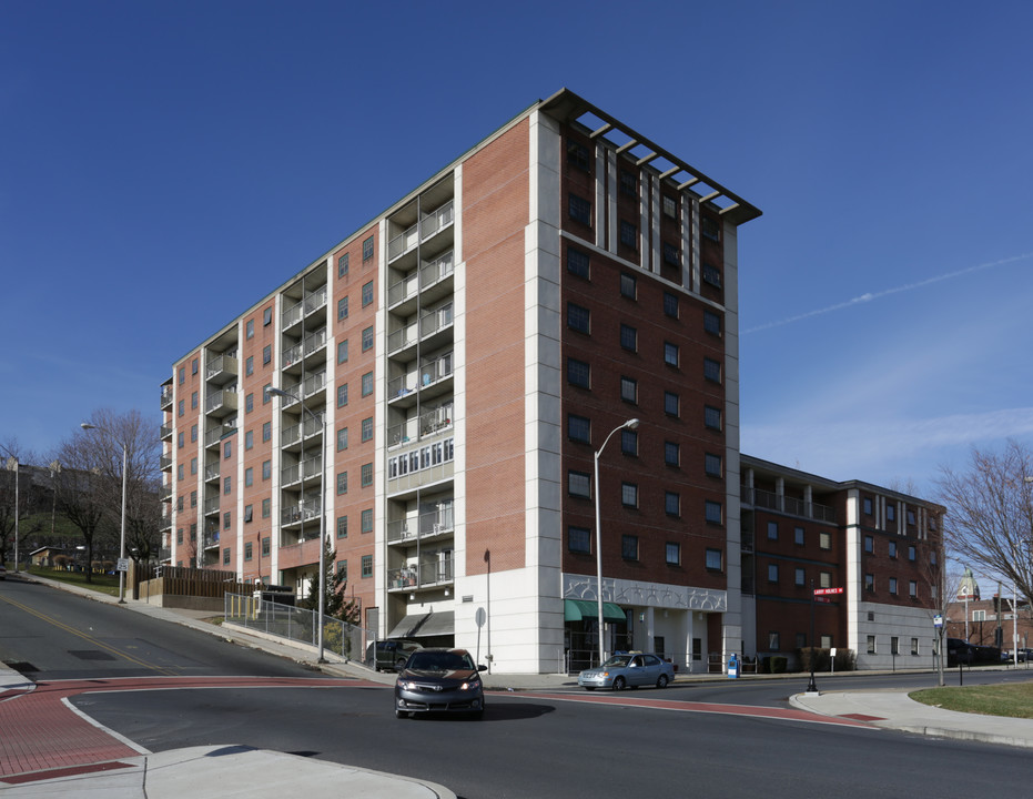 Harlan House in Easton, PA - Building Photo