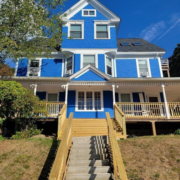 30 Uxbridge St in Worcester, MA - Building Photo