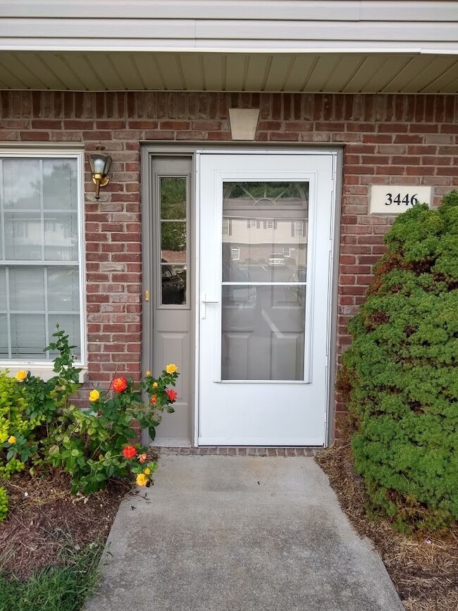 property at 3446 S Oaklawn Cir