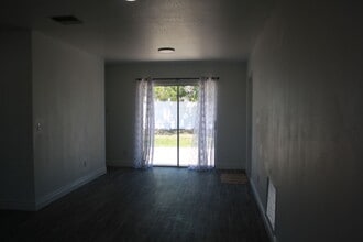 7319 W Pocahontas Ave in Tampa, FL - Building Photo - Building Photo