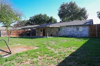 1425 Meridian Way in Garland, TX - Building Photo - Building Photo