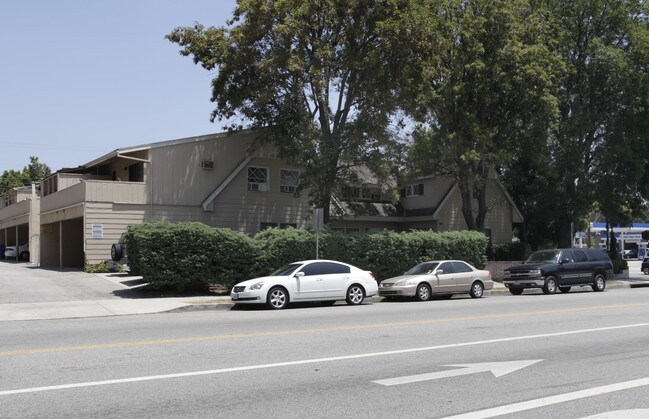 11689 Burbank Blvd in North Hollywood, CA - Building Photo - Building Photo