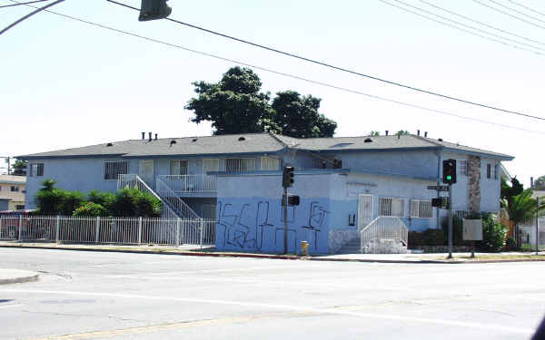 8200 S Hoover St in Los Angeles, CA - Building Photo - Building Photo