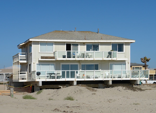 701 Mandalay Beach Rd in Oxnard, CA - Building Photo - Building Photo