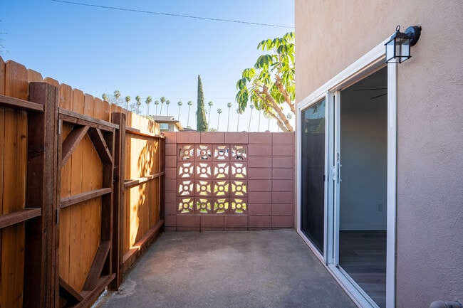 Canyon Edge Townhomes in Azusa, CA - Foto de edificio - Building Photo
