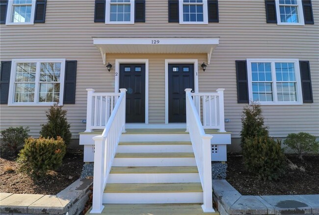 129 Mill St in Cumberland, RI - Foto de edificio - Building Photo