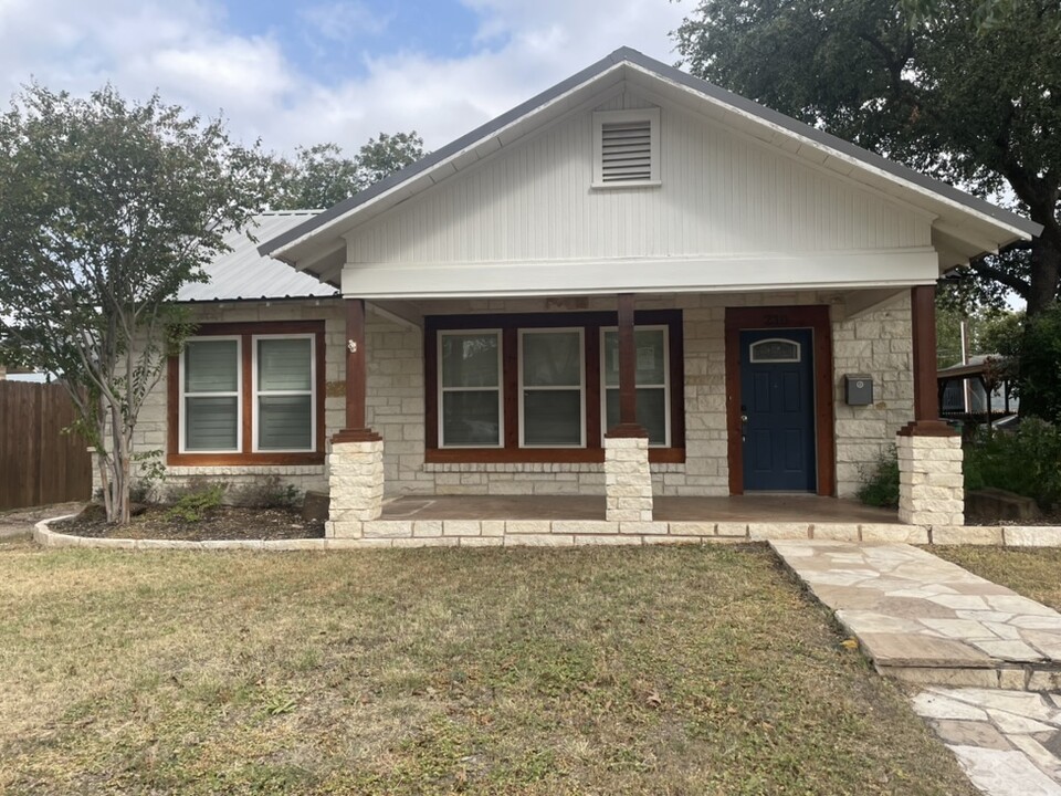 210 S Madison St in San Angelo, TX - Foto de edificio