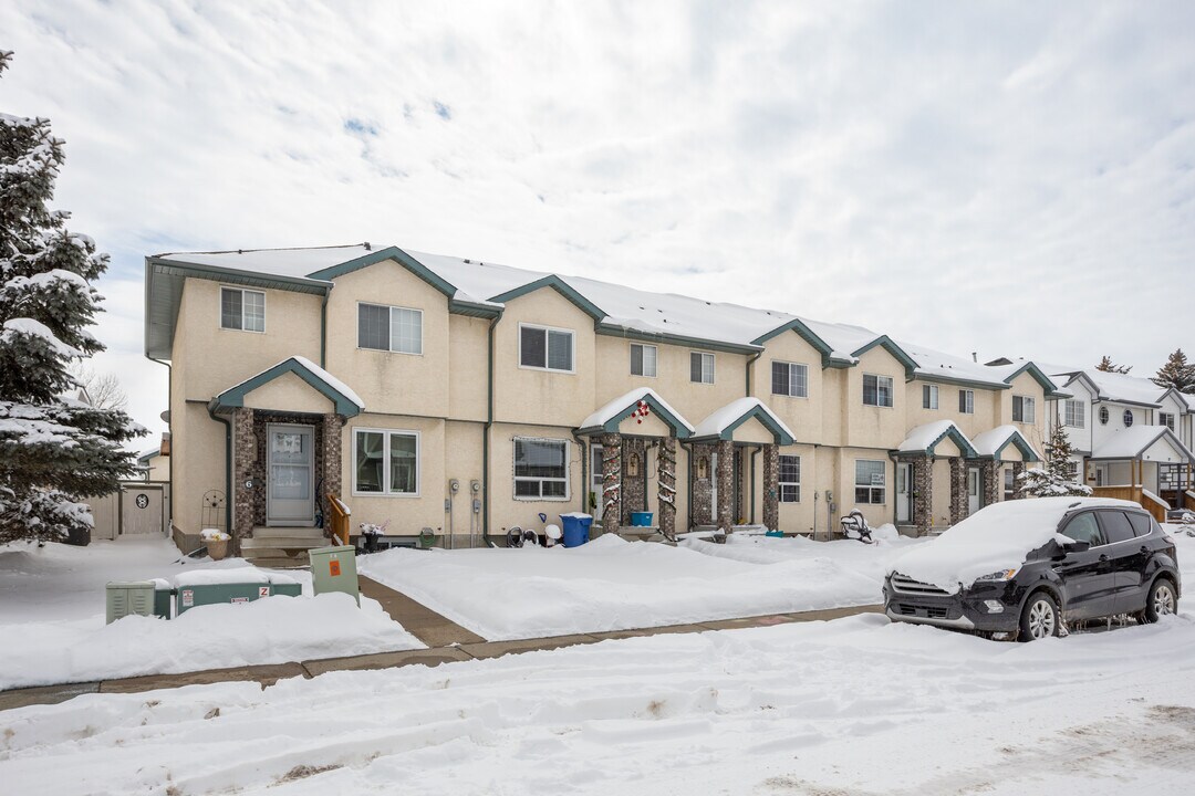 9 Wellington Cove in Strathmore, AB - Building Photo