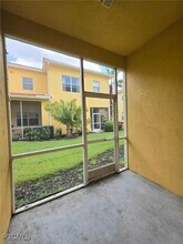 9822 Quinta Artesa Way in Ft. Myers, FL - Foto de edificio - Building Photo