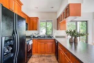 Beautiful Unit in Redmond, WA - Building Photo