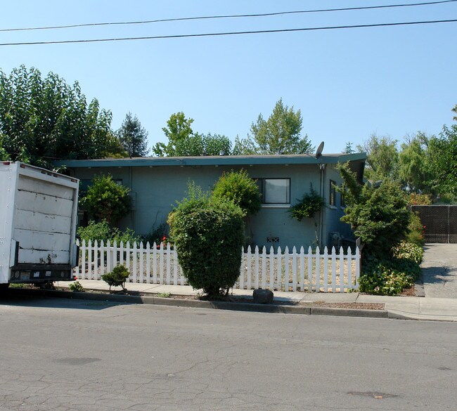 1269 Martha Way in Santa Rosa, CA - Foto de edificio - Building Photo