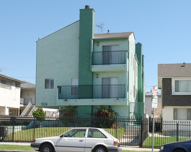 906 N Edgemont St in Los Angeles, CA - Building Photo - Building Photo