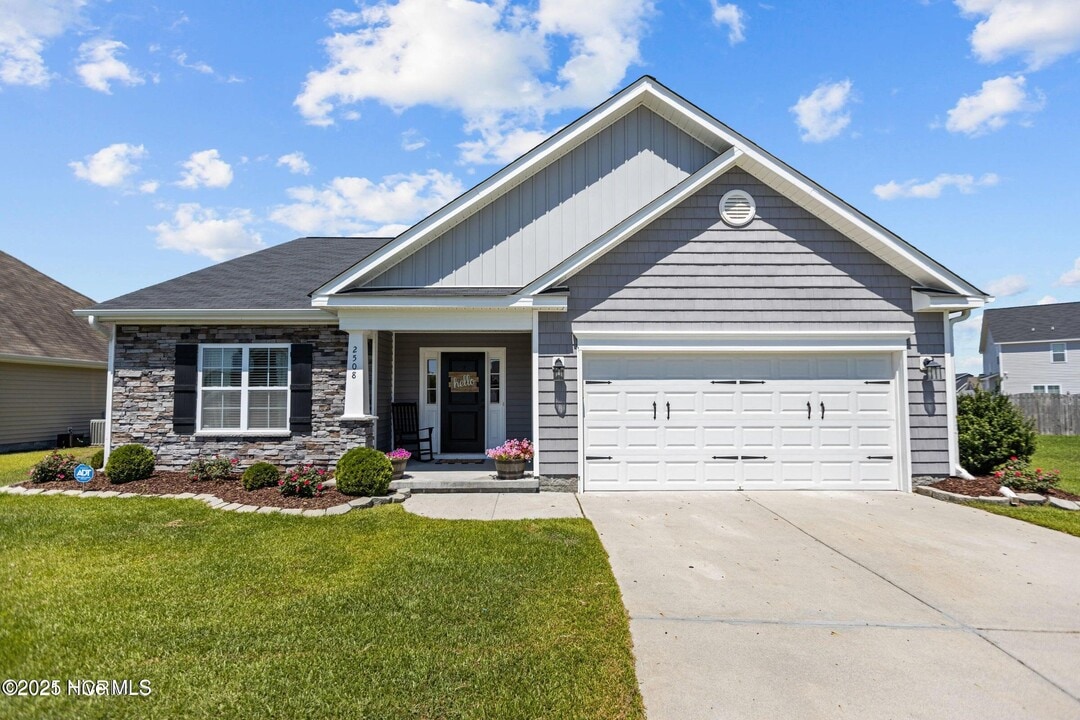 2508 Sapphire Ct in Winterville, NC - Building Photo