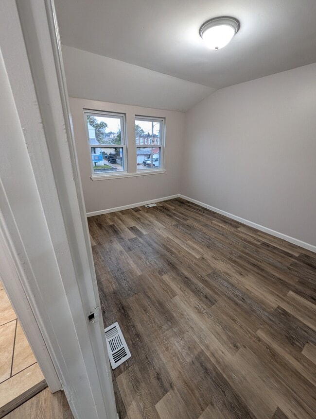 8021 Park Haven Rd in Dundalk, MD - Foto de edificio - Building Photo