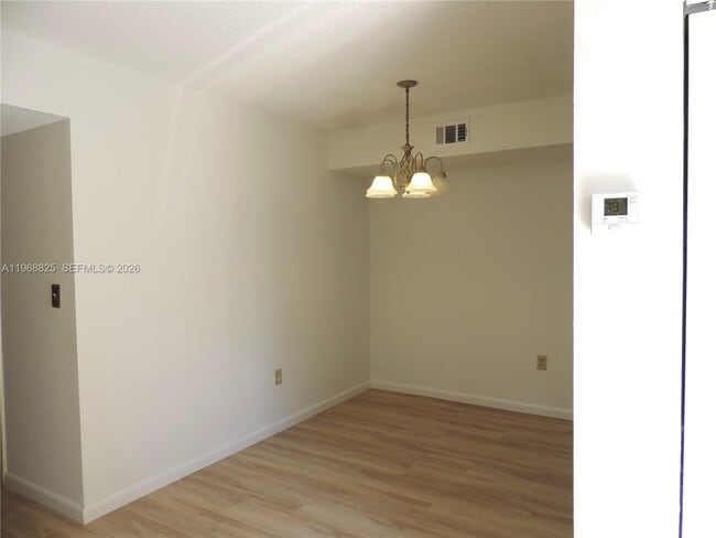 566 NW 114th Ave in Miami, FL - Building Photo - Building Photo