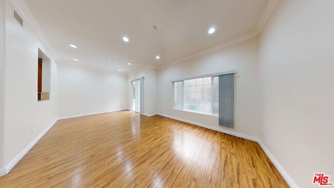 1027 W Angeleno Ave in Burbank, CA - Building Photo - Building Photo