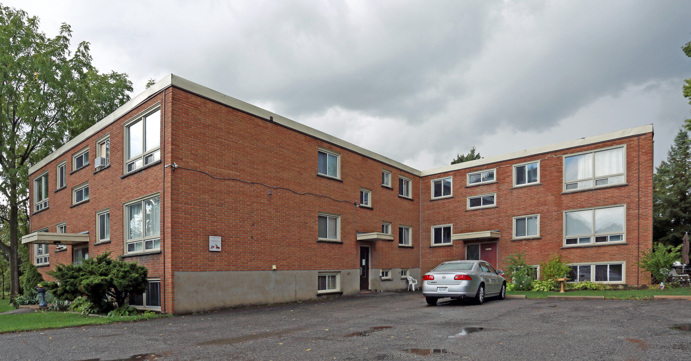 443 Geneva St in St Catharines, ON - Building Photo