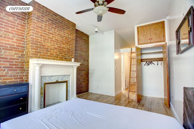 83 W Washington Pl in New York, NY - Building Photo - Building Photo
