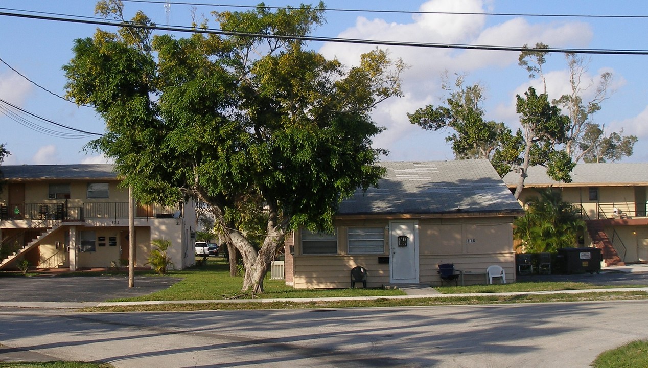 126-128 SW 1st St in Dania, FL - Building Photo