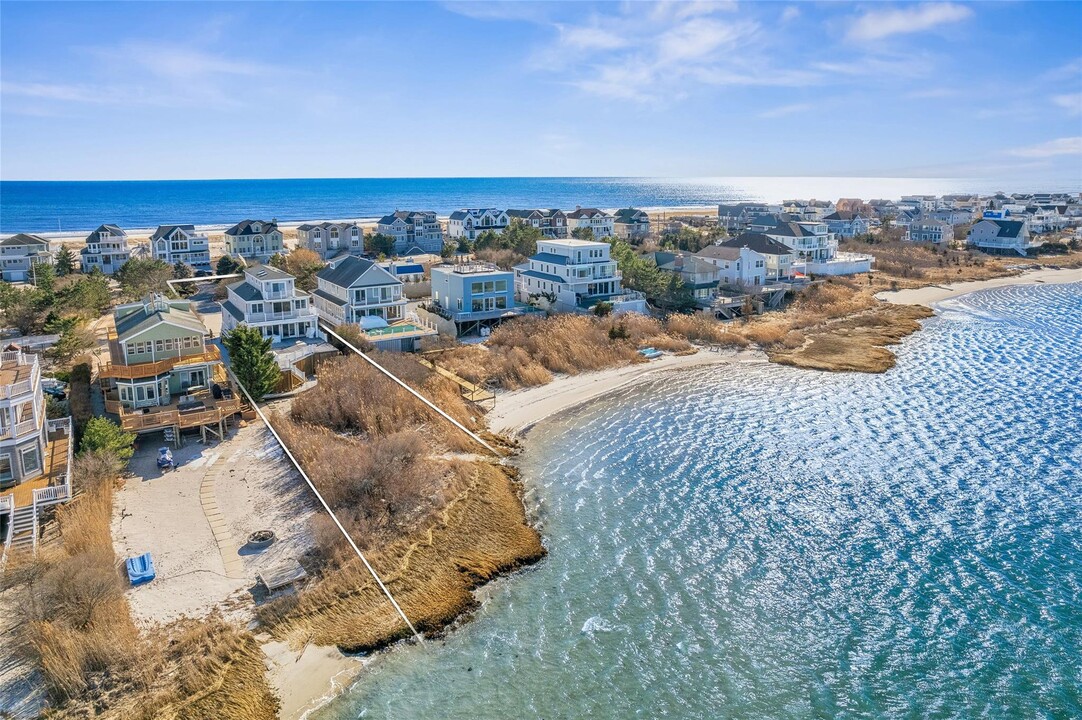 842 Dune Rd in Westhampton Beach, NY - Building Photo