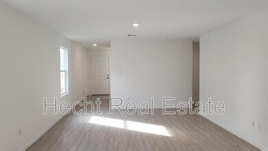 9239 Navarro Vis in Seguin, TX - Building Photo - Building Photo