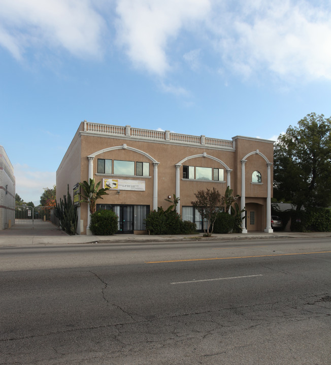 14037 Vanowen St in Van Nuys, CA - Building Photo