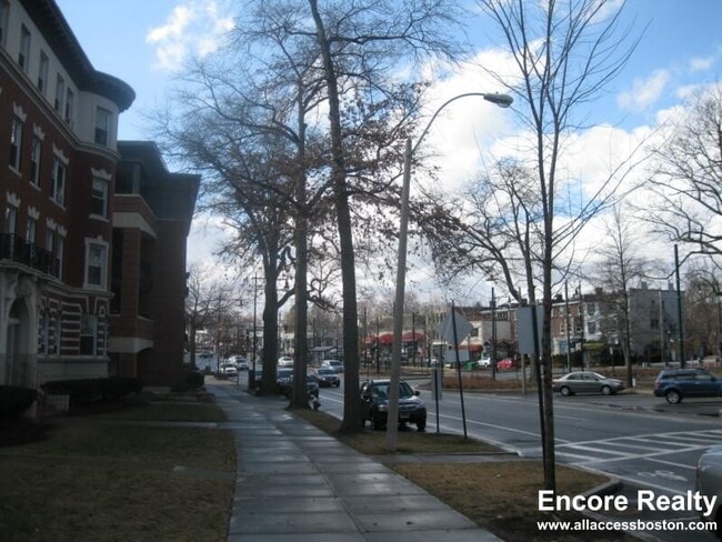 1589 Beacon St, Unit 3 in Brookline, MA - Building Photo - Building Photo