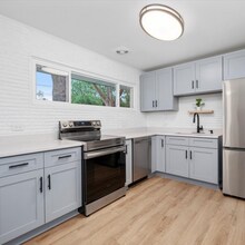 1025 Suffolk Ave in Westchester, IL - Building Photo - Building Photo
