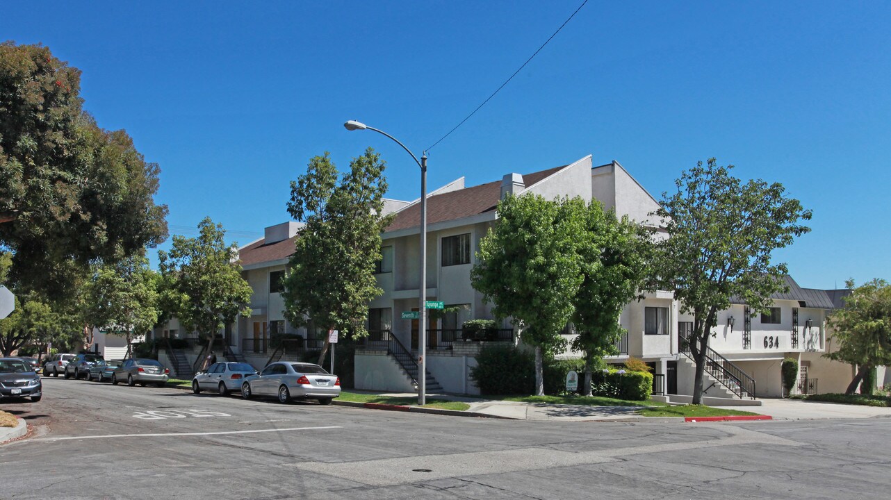 638 E Tujunga Ave in Burbank, CA - Foto de edificio