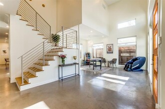 5326 Manett St in Dallas, TX - Foto de edificio - Building Photo